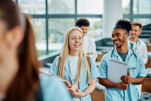 Comment créer un coin de lecture extérieur protégé pour les jours de pluie dans un jardin ?