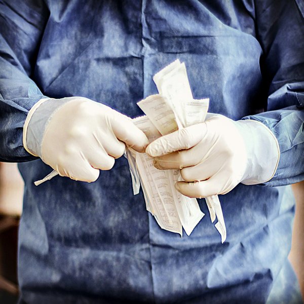 Fixation verre garde-corps : guide des pinces à verre sécurisées